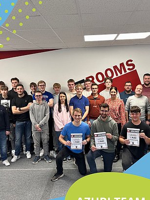 Azubi Team Tag 2025 🚀 Am Mittwoch fand unser diesjähriger Team Tag aller 25 Azubis gemeinsam mit ihren Ausbildern statt. Auf dem Programm stand eine Betriebsbesichtigung am Standort Euskirchen und passend dazu eine Schulung zum Thema Hautschutz. Im Anschluss konnten sowohl Kampf- als auch Teamgeist in verschiedenen Challenges in den Bash Rooms in Bonn gezeigt werden. 💪🏻🏅
#ausbildung #teamtag #azubis #petergrevengruppe #teamwork