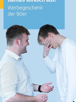 Wir haben ein paar alte Sachen aus unserem Marketing-Archiv rausgesucht.🗄Im Video seht ihr eine ganz besondere CD, die in den 90ern als Werbegeschenk ausgegeben wurde und die Reaktion unserer Azubis, Geschäftsführer und Kollegen darauf. 💿🎶