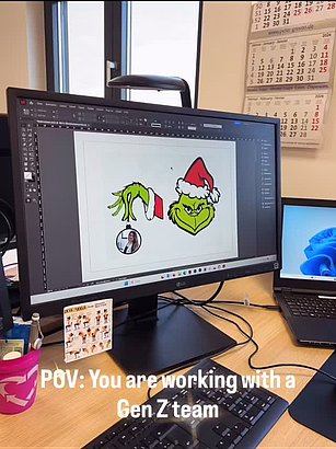 Gen-Z-Scherz aus dem Marketing 😉💚
Kreativität im Marketing zeigt sich auf viele Arten … bei uns heute in Form eines Grinch, der mit einer Weihnachtskugel inklusive Kollegen-Porträt am Bildschirm hängt. 🎄